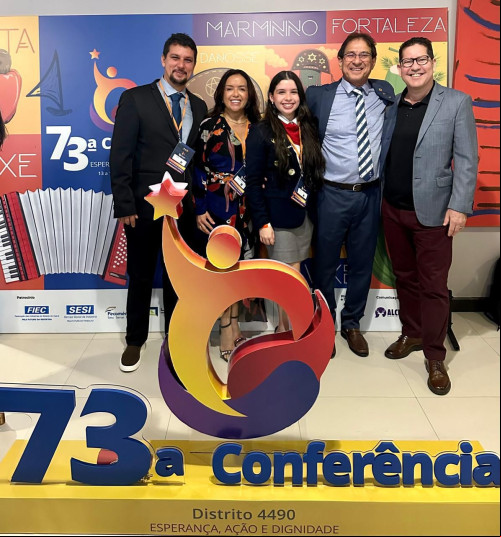 #Reconhecimento - O Rotary Club de Teresina Piçarra recebeu o Troféu de Maior Delegação presente na 73ª Conferência Distrital do Rotary, que aconteceu na semana no Hotel Vila Galé em Fortaleza (CE). O evento, que reuniu companheiros de outros estados e intercambistas do Brasil e de vários países do mundo, contou com a palestra e treinamento, ministrada pelo companheiro piauiense Ehrlich Cordão, sobre o Projeto de Intercâmbio de Jovens. Chics!!! - (Divulgação)