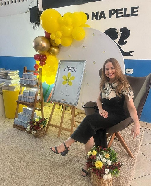 A empresária e escritora Van Fernandes lançou o seu livro “Meu nome é Van” em Novo Horizonte na Bahia cidade natal da autora
