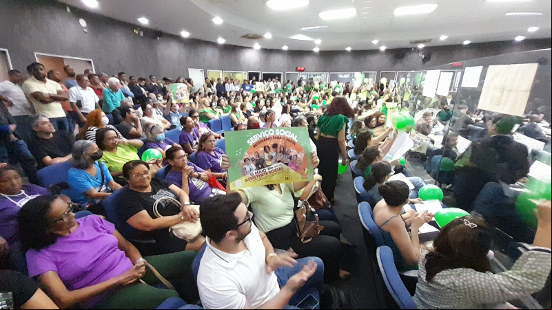 Reajuste salarial de Psicólogos e Educadores Físicos não é aprovado e profissionais protestam na Câmara