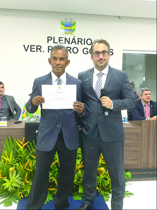 Empresário Zezinho da Serraria exibindo  diploma de verador, ao lado do juíz eleitoral de União, Dr. José Eduardo Couto. - (Divulgação)