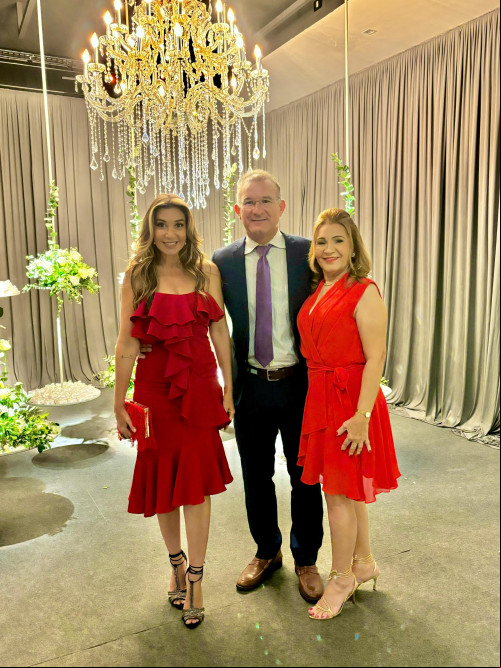 Click da empresária Iraceara Soares - by Colégio Einstein com um belíssimo vestido da loja Alpha Modas Teresina by Pastora de Brito em casamento badalado