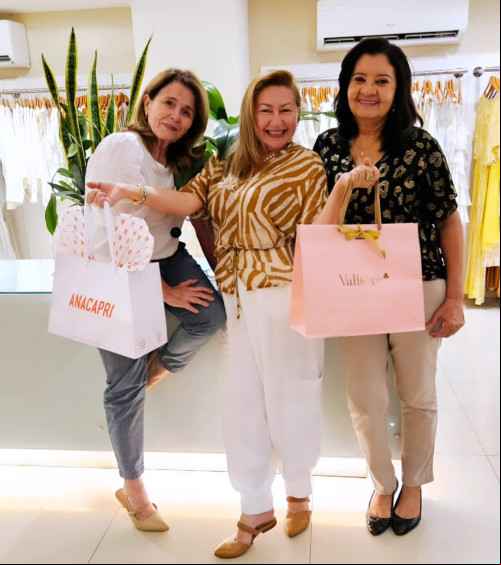  #Migas - Parabéns para a querida @bbnoronha!!! Um click das queridas Bárbara Noronha, @mariapastoradebrito - by @alphamodasteresina, e @lourdesbatistam em tarde animada com entrega de presentes para a aniversariante Pastora. Chics!! - (Arquivo Pessoal)