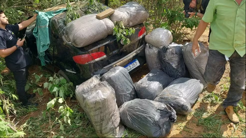 Homem foge e abandona carro com sacos de maconha em São Raimundo Nonato
