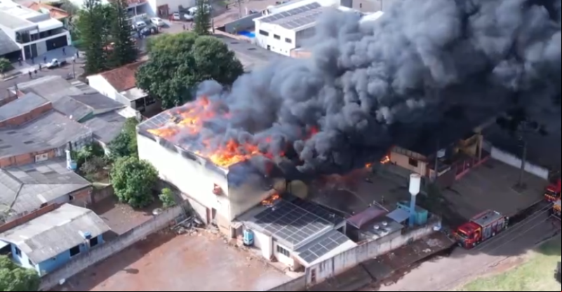 Incêndio de grandes proporções atinge indústria de plásticos em Cascavel