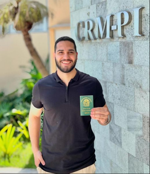 #Carteira - Um click do mais novo médico Romero Carvalho Santos de Araújo, que recebeu sua Carteira do CRM. É filho do arquiteto José Ribeiro. Chics!!! - (Divulgação)