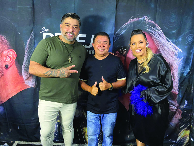Alessandro Costa e Yara Tchê (vocalistas da Banda Seu Desejo) durante show em União.
