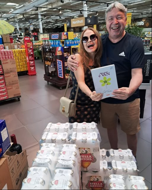 #Livro - Um click do querido José Candido Nobrega Junior sendo presenteado pela autora e querida amiga Van Fernandes com seu livro Meu Nome é Van. Chics!!! - (Arquivo Pessoal)