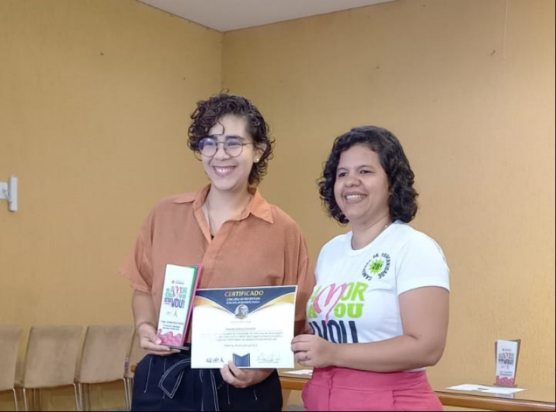 Entrega do prêmio para a jornalista Maria Clara Estr - (Ithyara Borges / O Dia)