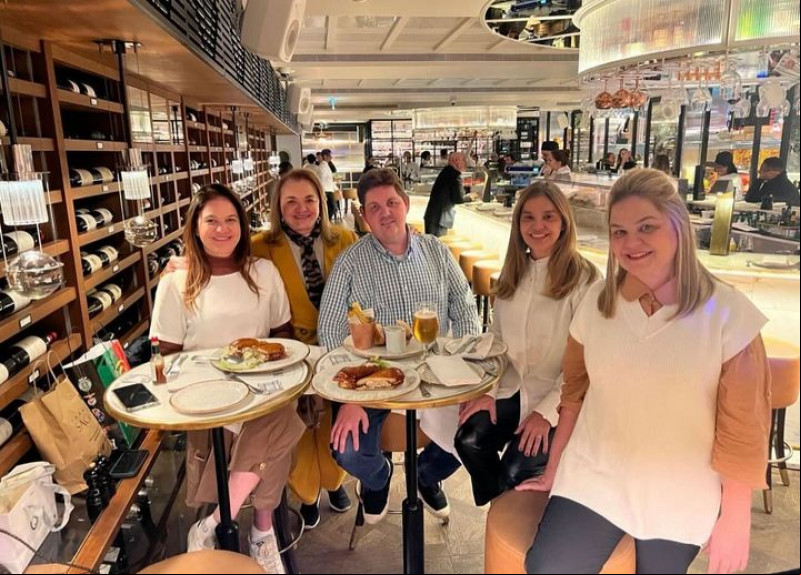 #Family _ Um click de Regina Alencar com os seus filhos Marcella, Segisnando Filho, Alessandra e Danielle, curtindo dias em Lisboa / Portugal. Chics!!! - (Divulgação)