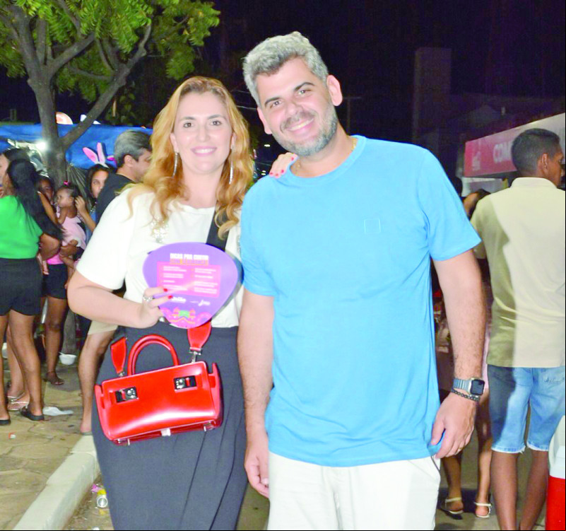 Indira Melo Lira (diretora financeira do Centro Universitário Santo Agostinho) e esposo, o advogado Gilberto Pereira, curtiram a segunda-feira de Carnaval na cidade de União. - (Arquivo Pessoal)