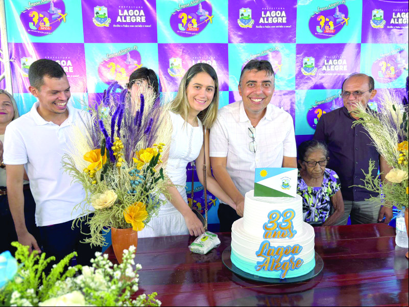 O tradicional corte do bolo de Aniversário de Lagoa Alegre, 33  Anos de Emancipação Política, comandado pelo prefeito Dr. Osaelzinho Moita, Walquíria Sampaio (1ª dama), Matheus Oliveira (vice-prefeito) e vereador Gil Makassar (presidente da Câmara Municipal). - (THIAGO INÁCIO)