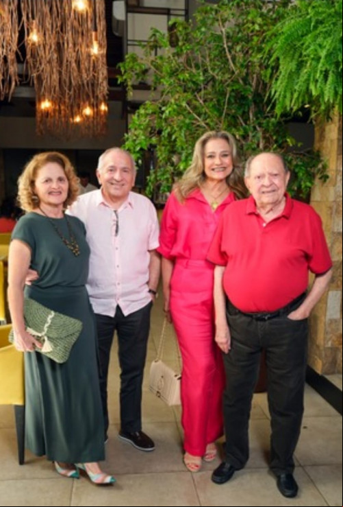 #'Gente é pra Brilhar' - Um click dos queridos Joice Farias Viana Nunes & José Alves Nunes Neto, Gilka Marinho Viana & Luiz Gonzaga Viana, amigos e amigas que contribuíram para o SUCESSO do nosso Almoço - 'Gente é pra Brilhar'. Chics!!! - (Tibério Hélio)