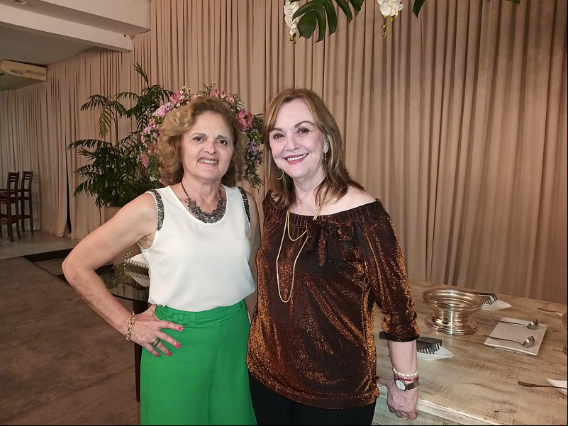 #Domingo - Parabéns para a aniversariante do dia 19/11; Mirna da Silveira Ribeiro!!! Na foto com a querida Joice Viana Nunes presença confirmada no nosso Café Chics!!! - (Luciêne Sampaio)
