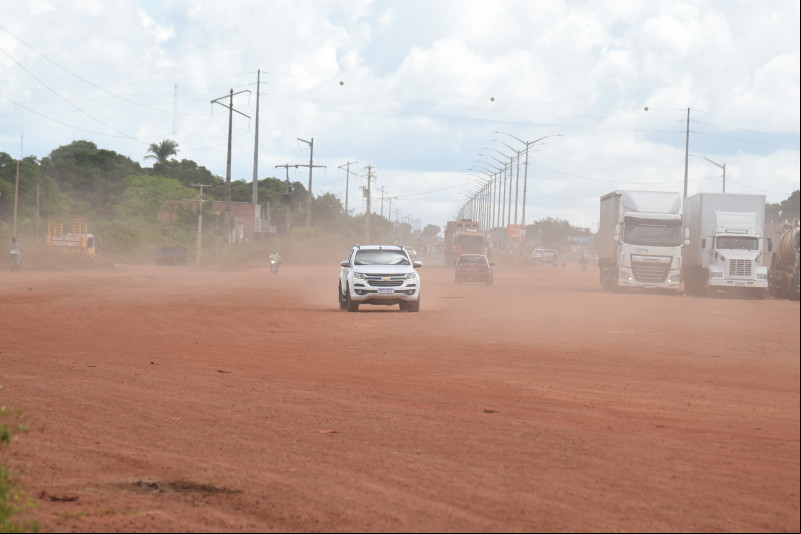 Com obra paralisada, motoristas convivem com a poeira no Posto Fiscal de Timon - (Assis Fernandes/O Dia)