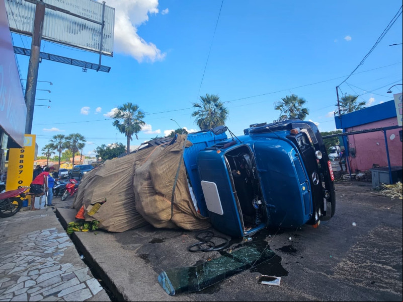 Caminhão com cargas de frutas vira e interdita avenida em Timon (MA)