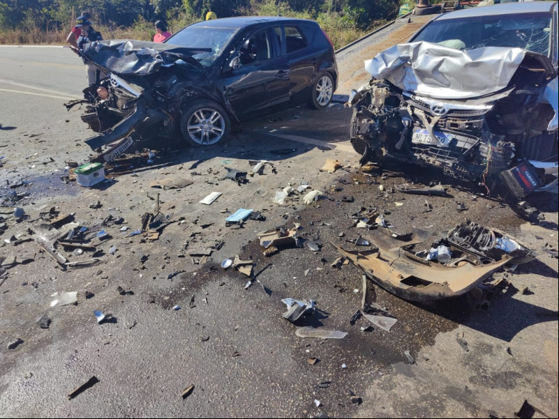 Colisão frontal entre carros deixa dois homens em estado grave em Cristino Castro