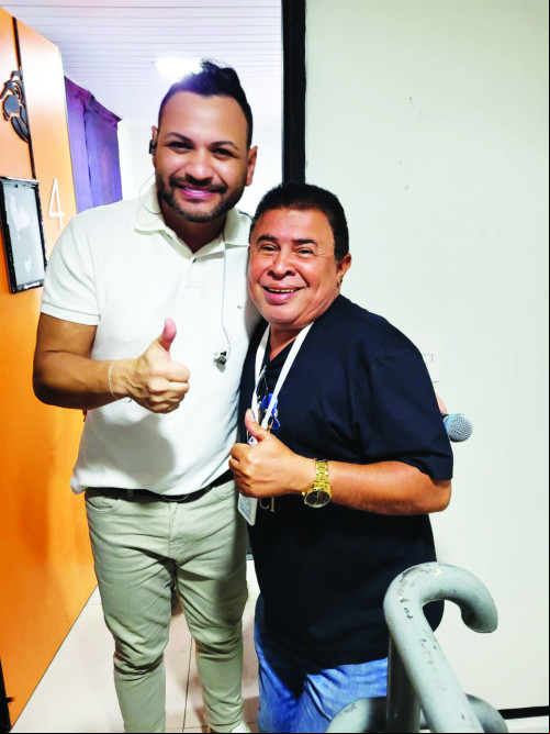 Este jornalista Daniel Cardoso ( titular da Coluna) e o cantor Leno Ferreira ( vocalista do Forró Desejo de Menino) em sua agem por Teresina em Show no Theresina Hall - (Arquivo Pessoal)
