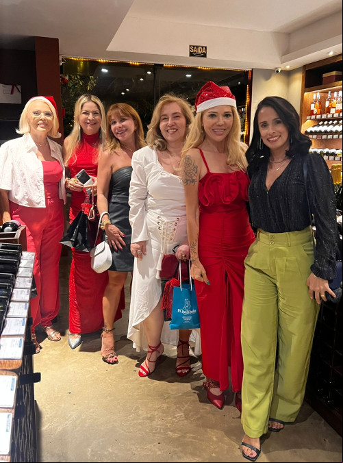 Click da Confraternização das Azamiguinhas com as queridas Marie, Soraya, Vera, Ângela e Janaina, realizada em grande estilo em restaurante badalado. Chics!!! - (Luciêne Sampaio)