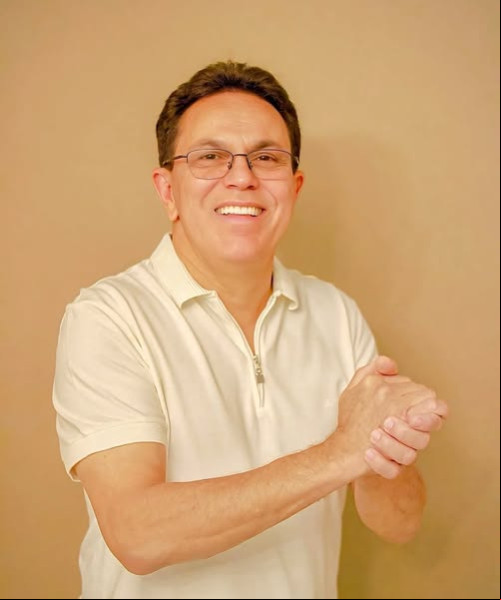 Parabéns para o ex-deputado estadual e atual presidente da AGESPISA, Zé Santana!!! Comemora mais um ano de vida em família. Chics!!! - (Arquivo Pessoal)