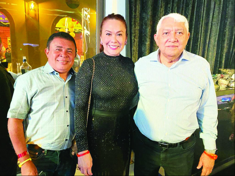 Este jornalista Daniel Cardoso e o casal: Dr. Valmir Miranda e Tânia Miranda (diretores do Sistema O Dia de Comunicação) em noite de comemoração dos 65 anos do Armazém Paraíba. - (Arquivo Pessoal)