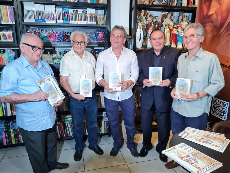 #Livro - Um click do meu querido amigo o advogado e jurista Nelson Nery  com  amigos, que lançou em grande estilo na noite de 30/11, na Livraria Entrelivros, o seu novo livro “O Caderno de Maria”. Chics!!! - (Luciêne Sampaio)