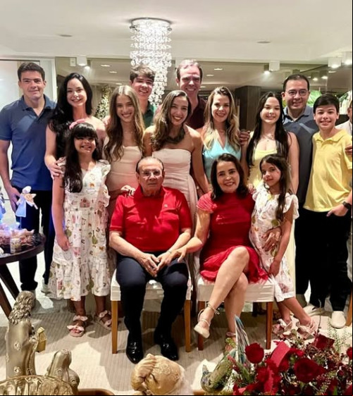 #FelizNatal - Um click da família dos queridos Valdeci Cavalcante & Rosângela Brandão em noite especial. Chics!!! - (Arquivo Pessoal)