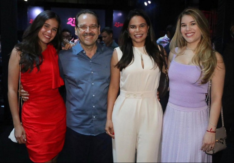#HoustonBikeDay - Um click do CEO da Houston João Claudino Júnior e a diretora da Houston Hanna Claudino com as lindas filhas Mariana e Heloísa, no evento de 25 Anos da Houston. Chics!!! - (Péricles Mendel)