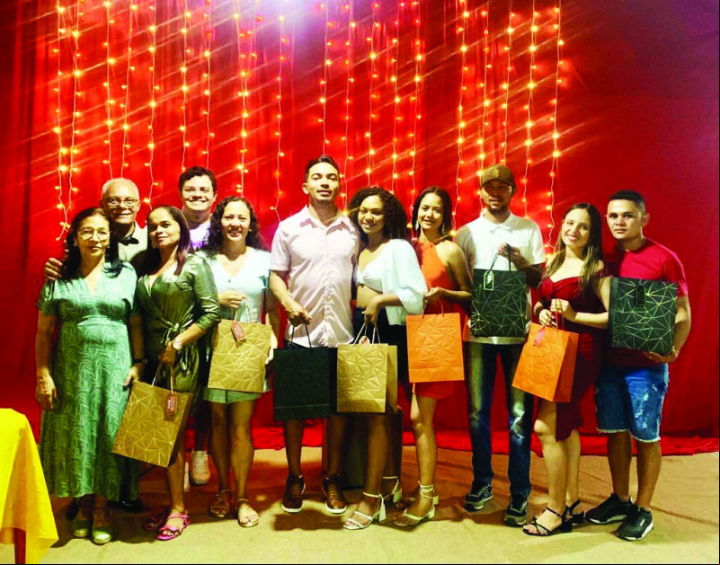 Casal Empresário França e Dapaz (à esquerda) reuniram funcionários do  Grupo Bazar 13, no sábado ado em  Noite Confraternização em União.  - (Arquivo Pessoal)