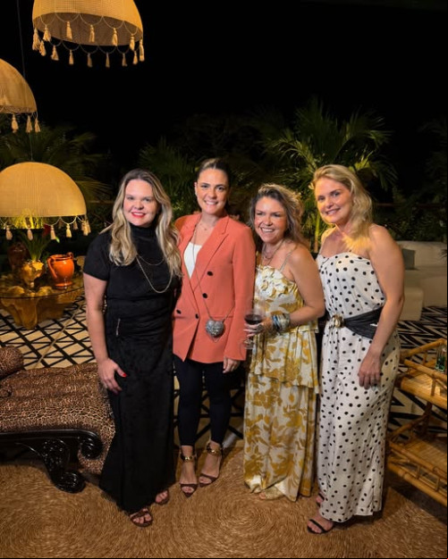 #Decorador - Um click das queridas Juliana Leal, Manoella Machado, Karine Tito e Paula Tajra foram clicadas em noite especial de confraternização - by @casarosadothe em comemoração ao Dia do Decorador. Chics!!! - (Arquivo Pessoal)