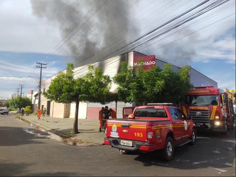 Prédio é atingido por incêndio de grandes proporções na Tabuleta, zona sul de Teresina