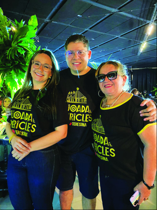 Um Clik! Arquiteto Sérgio Lebre, ladeado pela esposa psicóloga Jaiana e pela sua mãe Aldora Lebre, presenças Vips Feijoada Péricles - (Daniel Cardoso)