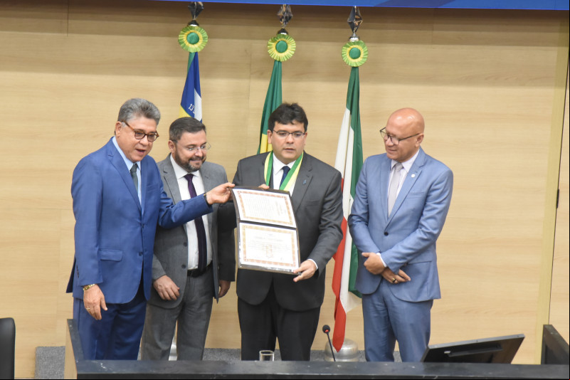 Governador sendo homenageado na Assembleia - (Assis Fernandes/O Dia)