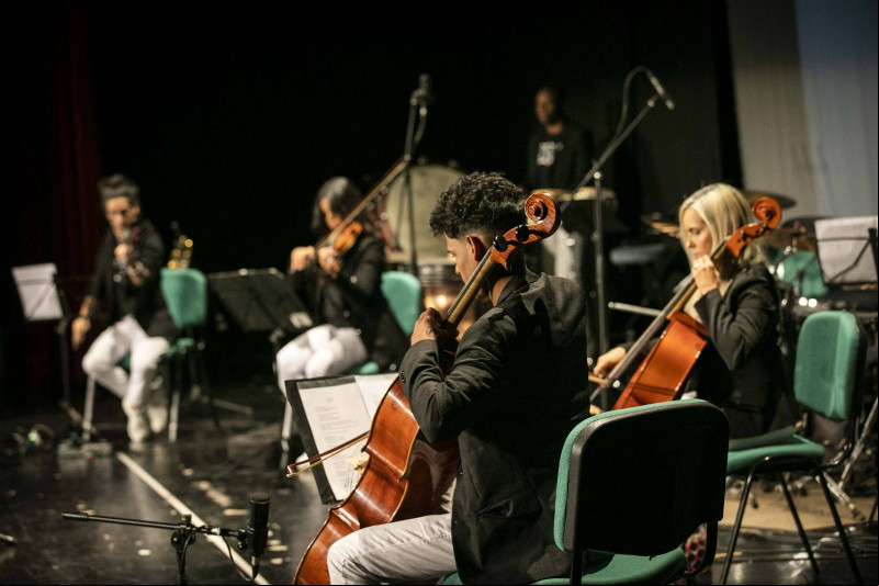 Orquestra pernambucana do Instituto Sol Maior inicia série de concertos e deve chegar ao Piauí  De origem pernambucana e com mais de duas décadas de sucesso, o Instituto Artes Sol Maior prepara sua orquestra para série de concertos pelo Brasil, e deverá incluir o Piauí no roteiro. O projeto “Sinfonia uma homenagem à vida” tem regência do maestro Ricardo Diniz e com patrocínio do Instituto Cultural Vale, através do Ministério da Cultura do Governo Federal.   Para o projeto, o instituto trabalha um repertório recheado de música popular e instrumentos eruditos. A orquestra irá executar clássicos como bachiana número 4, Corta Jaca, de Chiquinha Gonzaga e o Guarani, de Carlos Gomes, além dos temas clássicos do frevo.  A agenda por enquanto conta com dois espetáculos e iniciou em Jaboatão dos Guararapes, na Região metropolitana do Recife. O segundo acontecerá no dia 3 de maio, no Teatro Municipal Sefrin Filho, às 20 horas, na cidade de Cascavel, no Paraná. Contará com a participação especial do maestro espanhol José Enrique Martinez Esteve, e com a Orquestra Câmara.  Segundo o maestro Ricardo Diniz, as apresentações serão gratuitas e tem como objetivo levar a música clássica e contemporânea para todos. “Será um desafio, mas estamos preparados para levar música de qualidade para que todos possam reviver clássicos brasileiros”, define o maestro.  As apresentações são abertas ao público e gratuitas. Aumentando a ibilidade e o o à cultura, os espetáculos serão transmitidos ao vivo. Imperdível!! - (Divulgação)
