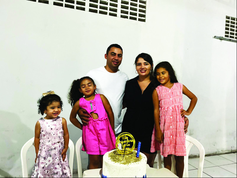 Empresário Carlos Nery, no sábado que ou completou mais um ano de vida . Na foto com a esposa Clara e as filhas Isabela e as sobrinhas: Celine e Mariana - (Arquivo Pessoal)