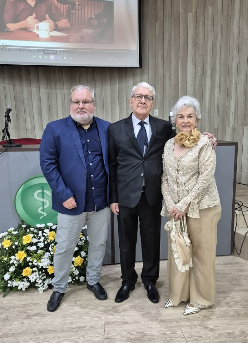 #Posse - O médico José Figuerêdo da Silva tomou posse como membro honorário da Academia de Medicina do Piauí na noite de 5/6 em solenidade na sede do CRM/PI. Durante o evento o médico também lançou o livro “Os filhos de Asclépio vão à guerra - Uma Introdução à Medicina da Ilíada e da Odisseia”. Um click do José Figueirêdo da Silva ladeado pela esposa Aida de Souza Figuerêdo e o filho do casal, o pneumologista do Senado e ex-secretário estadual de Saúde do Piauí, Bruno Figueirêdo. Chics!!! - (Valdete Martins)