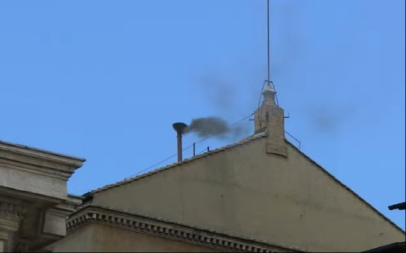 Conclave: segundo dia de votações começa com fumaça preta e novo papa segue indefinido