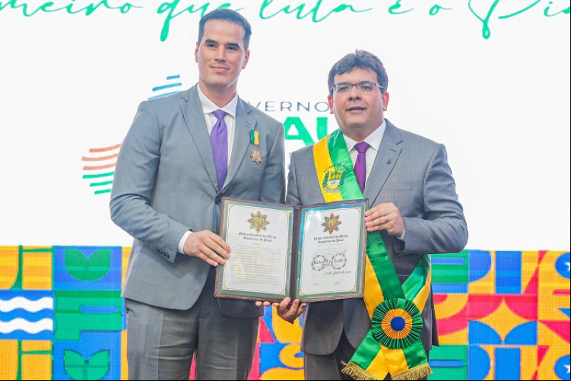 #Mérito -  Um click do delegado Matheus Zanatta, que foi um dos homenageados no Prêmio Outorga do Mérito Renascença, e do Governador do Piauí, Rafael Fonteles, em Oeiras, em reconhecimento ao trabalho realizado em prol do desenvolvimento do Piauí. Chics!!! - (GABRIEL PIAUILINO)