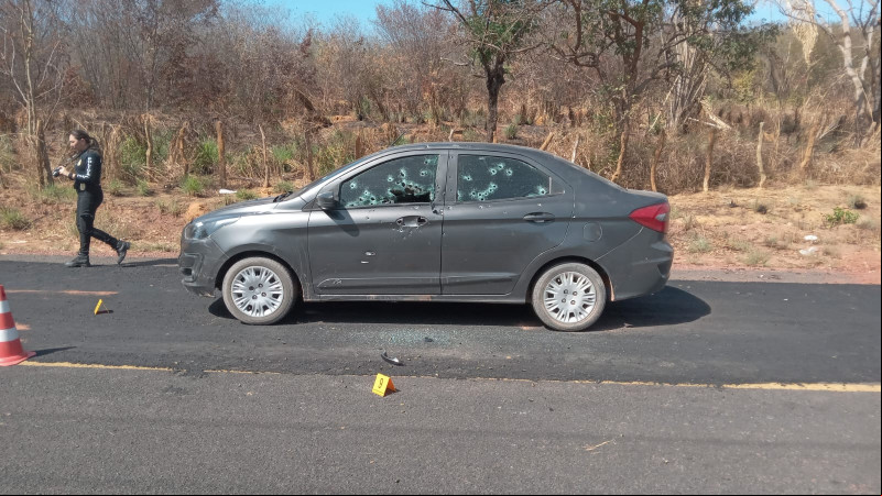 VÍDEO: Carro é atingido com mais de 130 tiros em Palmeira do Píauí; dois homens morreram