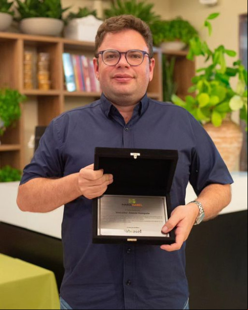 #Homenagem - Um click do vereador Aluísio Sampaio, que recebeu homenagem da Abrasel Piauí pelo apoio ao Festival Gastronômico Maria Isabel, que ocorreu em outubro. A honraria foi concedida pela sua colaboração com o evento, realizado na Central de Artesanato Mestre Dezinho, no Centro de Teresina, e que movimentou a economia local, dando visibilidade aos empreendimentos do ramo alimentício da cidade. Chics!!! - (Arquivo Pessoal)