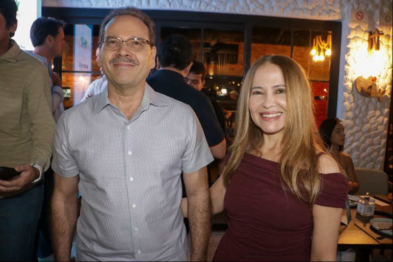 #JA Brasil O presidente do Conselho Consultivo da Junior Achievement Piauí - by João Claudino Fernandes Júnior foi o anfitrião de jantar com empresários e mantenedores piauienses para receber o CEO do StartSe Pedro Englert, que é presidente do conselho diretor da JA Brasil. Um click dos empresários João Claudino Fernandes Júnior e Van Fernandes. Chics!!! - (Arquivo Pessoal)