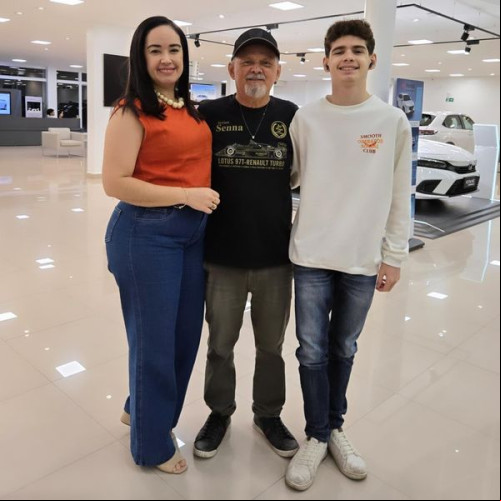 #GPBrasil - #Um click do empresário e presidente da @abav_pi - by @jorgeleitedoge com a família e amigos no lançamento do GP Brasil - F1 que será realizado em São Paulo. Chics!! - (Luciêne Sampaio)
