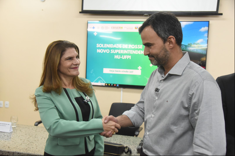 André Gonçalves da Silva e a reitora da UFPI, Nadir Nogueira  - (Assis Fernandes/ODIA)