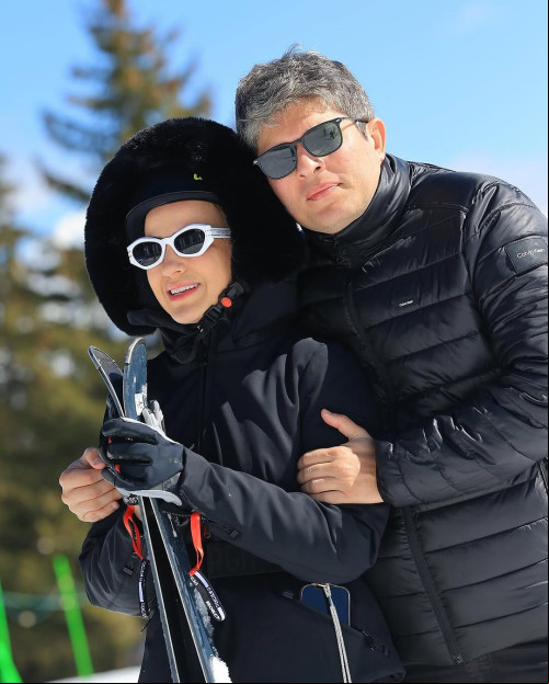 #Internacional - Um click dos queridos a ortodontista Jordania Fenelon e o delegado Arthur Leal, que estão curtindo dias inesquecíveis entre Courchevel 1850, na França, e Genebra, na Suíça, aproveitando as paisagens deslumbrantes, gastronomia sofisticada e muito charme europeu: uma viagem especial. Chics!!! - (Arquivo Pessoal)