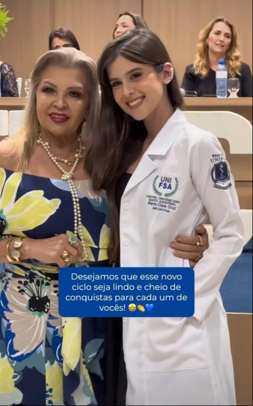 #Medicina - Um click das queridas Marinalda Oliveira - by Lojão do Peixe  com a neta estudante de medicina Maria Clara Cruz Souza em evento da faculdade. Chics!!! - (Arquivo Pessoal)