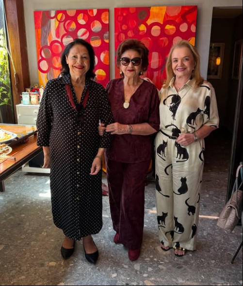 #Clube - Um click das queridas, Teresa Maria Alencar Rebello, que é a anfitriã da reunião do Clube do Chá com a sua cunhada Regina Alencar e da amiga Teresinha Alcântara Costa. Chics!!! - (Arquivo Pessoal)