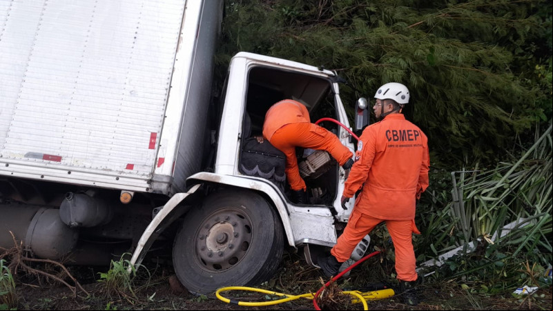 Caminhoneiro dorme ao volante e provoca acidente na BR-343 - (Divulgação/Bombeiros)