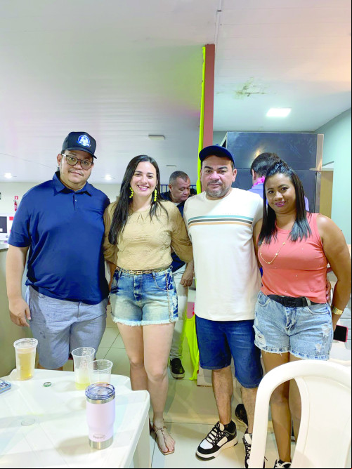 Empresário Luiz Fernando e a esposa vereadora Helena Barros (presidente da Câmara Municipal de José de Freitas), vereador Cel. Pinheiro e a esposa Aline, aproveitaram a segunda de Carnaval em União, vendo o desfile do Bloco Os Gatões. - (Arquivo Pessoal)