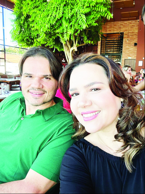 Rogério Xerez(advogado e professor de direito) e Antonieta Lira(reitora do Centro Universitário Santo Agostinho)ontem comemoraram 14 anos de casados(Bodas de Marfim). Parabéns e Felicidades Mil ao casal. - (Arquivo Pessoal)