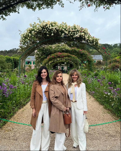 #Mãe&Filhos - Um click das queridas Daysê Portella Melo com a mãe Cassandra Portela e a irmã eando pelos Jardins de Monet, é fácil entender de onde vinha tanta inspiração. Um lugar tranquilo, cheio de beleza e poesia em cada cantinho. Chics!!! - (Arquivo Pessoal)