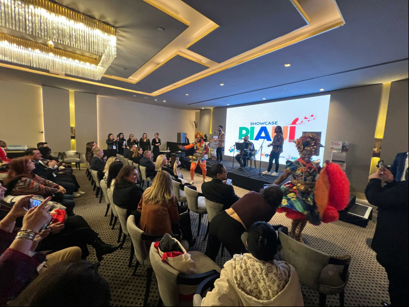 #Showcase Piauí Portugal 2025 tem grande adesão e reforça conexão do Estado com o turismo europeu e o  evento aconteceu na terça-feira (11), em Lisboa. Com auditório lotado e presença de mais de 150 convidados, o Showcase Piauí Portugal 2025, e foi um grande sucesso. O evento aconteceu no Epic Sana Marquês Hotel, um dos espaços mais prestigiados de Lisboa, reunindo operadores de turismo, empresários, formadores de opinião e autoridades brasileiras e portuguesas em um momento estratégico de promoção do Piauí no mercado europeu.  A iniciativa é uma realização conjunta do Sebrae no Piauí, do Governo do Estado – por meio da Secretaria de Turismo e da Investe Piauí; e da VBRATA (Visit Brazil Travel & Cultural Association), associação internacional que promove o Brasil no exterior. O evento fortaleceu as conexões entre o trade turístico piauiense e europeu, consolidando o Estado como um destino de grande potencial para o turismo internacional. Chics!!! - (Arquivo Pessoal)